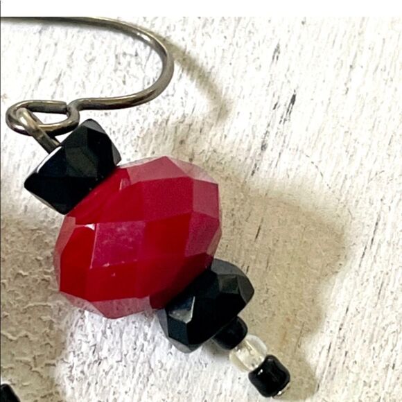 Small red and black beaded earrings - Picture 4 of 6